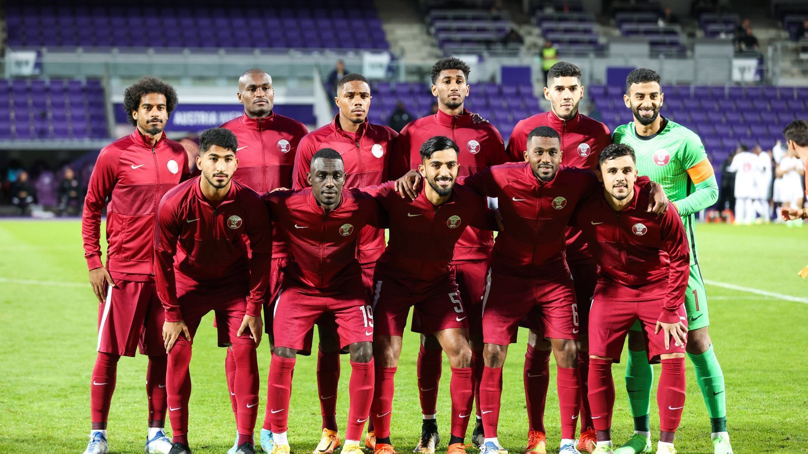 
                <strong>Katar - "al-Anabbi"</strong><br>
                Kennt ihr alle Spitznamen der WM-Teams? Wer versteckt sich hinter den Löwen der Teranga und wer hinter den Biało-Czerwoni? Und wie nennt man im Ausland die deutsche Elf? ran gibt euch einen Überblick über die Kosenamen der WM-Teams 2022.Wir fangen direkt mit dem Gastgeber der Endrunde 2022, Katar, an. Die Spieler werden im Fußball aufgrund der markanten Trikotfarbe "al-Anabbi (Die Weinroten)" gerufen. 
              
