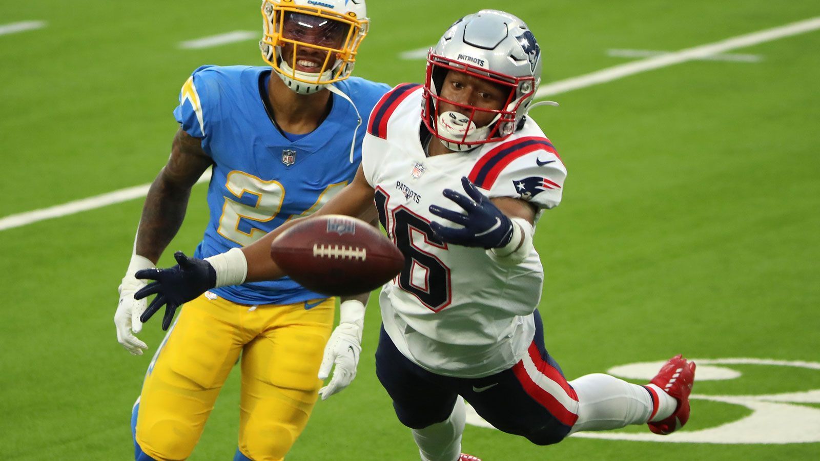 
                <strong>Jakobi Meyers</strong><br>
                Seit 2019 steht Jakobi Meyers bei den Patriots unter Vertrag, aber nur noch für diese Saison. Also gilt es, nun umso mehr auf sich aufmerksam zu machen. In 29 NFL-Einsätzen fing er Bälle für 1088 Receiving Yards und trug das Ei für neun Rushing Yards. Die beiden bisherigen Highlights waren aber zweifellos die Touchdown-Pässe bei Trick Plays auf Rex Burkhead und Cam Newton in der vergangenen Saison. Diese Qualität macht Meyers umso wertvoller.
              