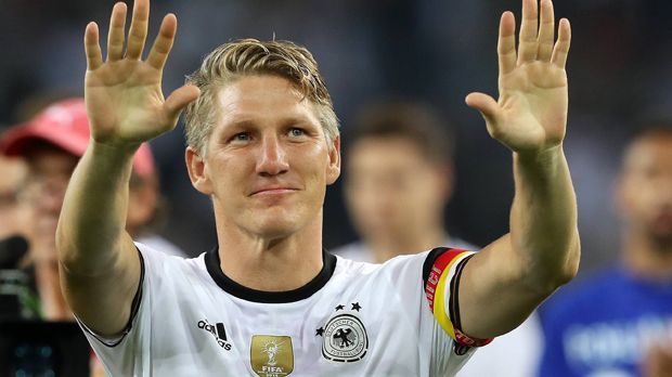 
                <strong>Bastian Schweinsteiger</strong><br>
                Bastian Schweinsteiger: Der Ex-Nationalspieler wurde von Jose Mourinho aussortiert, Schweinsteiger betonte allerdings in den Tagen rund um sein DFB-Abschiedsspiel, dass es sein Traum sei, noch einmal für die "Red Devils" aufzulaufen. Dazu sagte er, dass er innerhalb Europas für keinen anderen Klub mehr spielen wolle. Ein Bericht der portugiesische Zeitung "Correio da Manha" verwundert also nicht. Denn angeblich wollte Sporting Lissabon den 32-Jährigen nach Portugal locken. Manchester United wäre angeblich wohl sogar bereit gewesen, Schweinsteiger ablösefrei nach Lissabon ziehen zu lassen. Und damit nicht genug: Die "Red Devils" hätten scheinbar sogar einen Teil des Gehalts weiter gezahlt. Der Ex-Münchner soll in England immerhin knapp 222.000 Euro pro Woche verdienen. Doch Schweinsteiger wollte nicht.
              