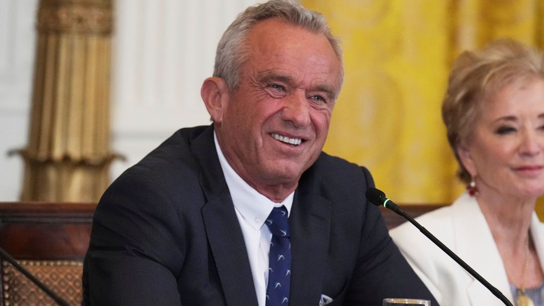 Gesundheits- und Sozialminister Robert F. Kennedy Jr. und Bildungsministerin Linda McMahon nehmen an einer Veranstaltung der Kommission "Make America Healthy Again" (MAHA) im East Room des Weißen Hauses teil.