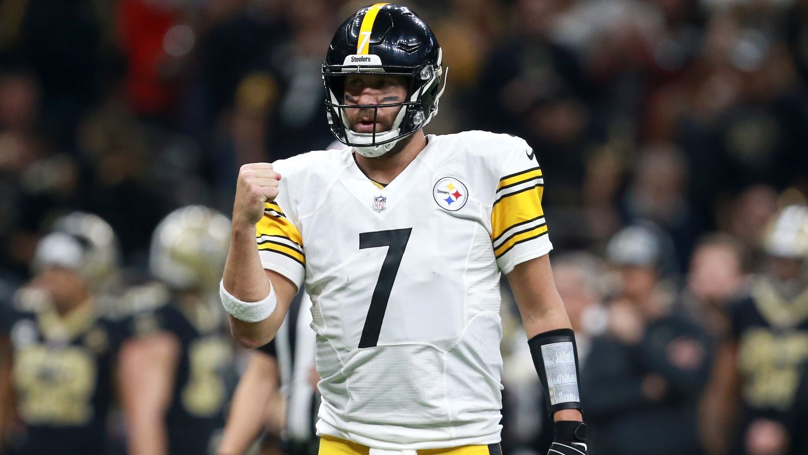 
                <strong>2018: 5000 Passing Yards in einer Saison</strong><br>
                Als viele Experten "Big Ben" schon auf dem absteigenden Ast sahen was seine Leistung angeht, haute der damals 36-Jährige noch einen raus: Mit 5129 Passing Yards erreichte Roethlisberger nicht nur seinen Karriere-Bestwert, sondern er reihte sich auch in den elitären Kreis der 5000-Yard-Quarterbacks ein. Diesem gehören bis heute neben ihm nur Dan Marino, Drew Brees, Tom Brady, Matt Stafford, Peyton Manning, Patrick Mahomes und Jameis Winston an.
              