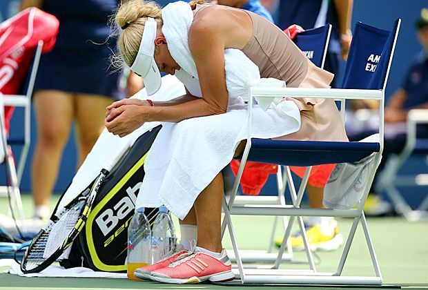 
                <strong>Wozniacki macht sich Sorgen</strong><br>
                Pengs Gegnerin Caroline Wozniacki macht sich während des dramatischen Zwischenfalls große Sorgen: "Als sie das zweite Mal zusammengebrochen ist, sah das wirklich nicht gut aus. Es tut mir wirklich leid für sie", sagt die Dänin.
              