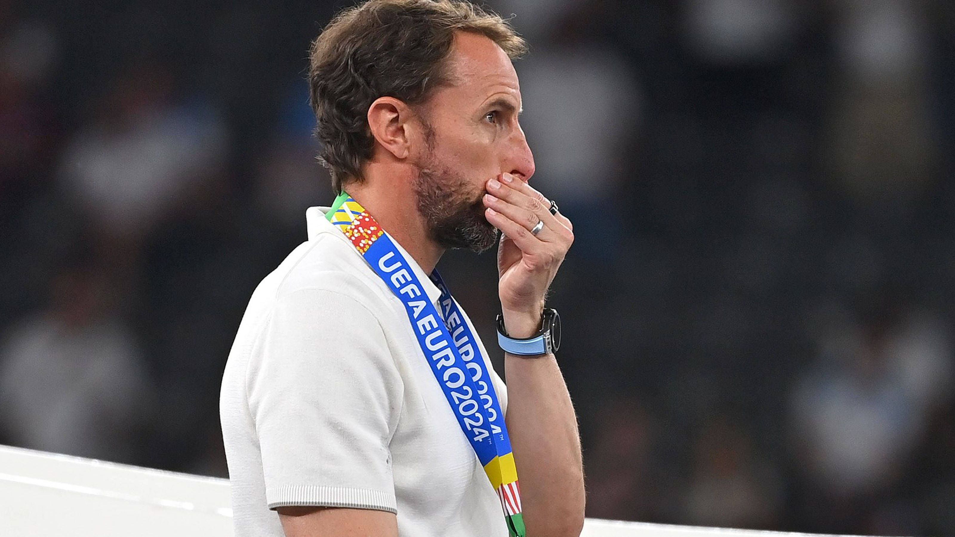 <strong>Gareth Southgate tritt zurück - wer wird sein Nachfolger?</strong><br><a href="https://www.ran.de/sports/fussball/europameisterschaft/news/em2024-southgate-zukunft-ruecktritt-nachfolger-tuchel-406054">Gareth Southgate ist nicht mehr Trainer der englischen Nationalmannschaft</a>, der 53-Jährige trat am Dienstag zurück. Trotz der Vize-Europameisterschaft stand Southgate von Beginn an in der Kritik, weil er das Potenzial der englischen Star-Truppe nicht entfesseln konnte und nach Einschätzung von Fans und Experten zu defensiv spielen ließ.