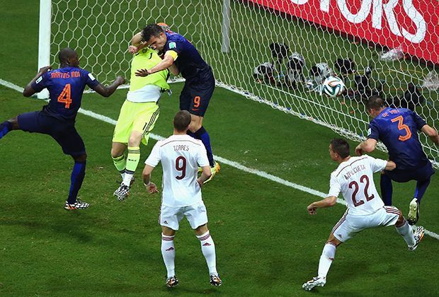 
                <strong>Spanien vs. Niederlande: 1:5 - Lehrstunde in Oranje</strong><br>
                In der 27. Minute noch der Sündenbock - darf De Vrij in der 64. das 3:1 für die Niederlande köpfen. Dass Van Persie in der Mitte Keeper Casillas aus dem Weg räumt, übersieht der Schiedsrichter - leider ein weiterer Fehler, der zu einem Tor führt.
              
