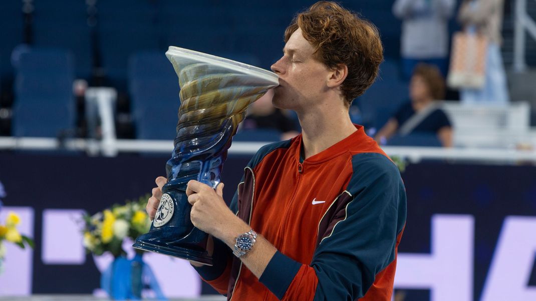 Jannik Sinner bejubelt den Titel beim Turnier in Cincinnati.