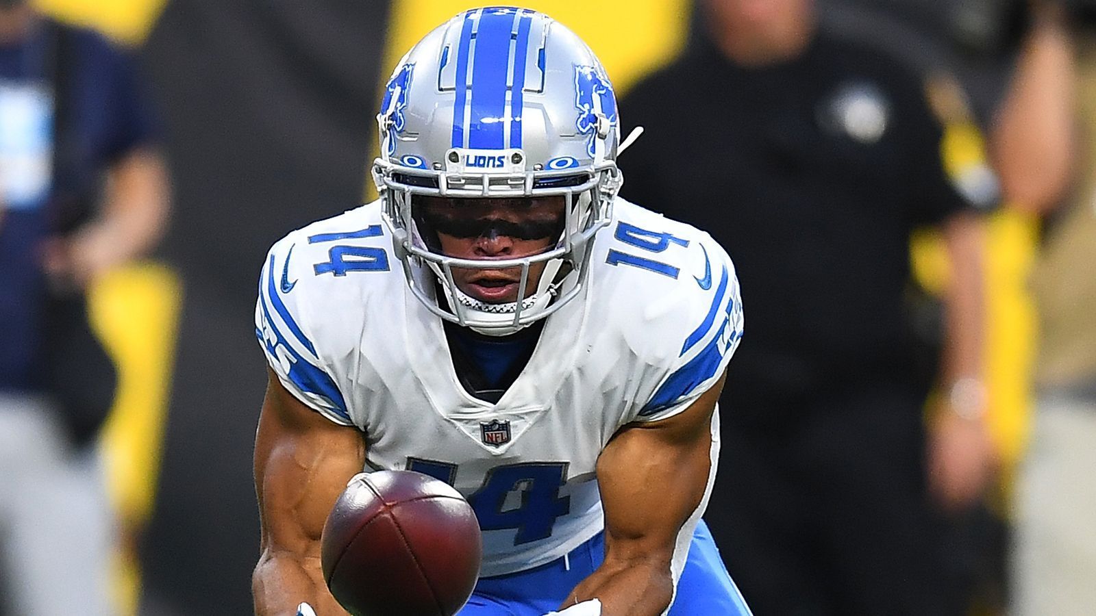 
                <strong>Detroit Lions - Wie viel können wir von Amon-Ra St. Brown erwarten? </strong><br>
                Mit Breshad Perriman haben die Detroit Lions ihren wohl besten Wide Receiver gecuttet. Das ließ den deutschen Rookie Amon-Ra St. Brown im Depth Chart nach oben klettern und macht den Fans hierzulande Hoffnung, einige große Plays vom 21-Jährigen in dieser Saison zu sehen. Neben Tyrell Williams und Tight End T.J. Hockenson hat Signal-Caller Jared Goff nämlich nicht mehr allzu viele Anspielstationen auf NFL-Level übrig. Erlebt St. Brown schon im ersten Jahr seinen großen Durchbruch? 
              
