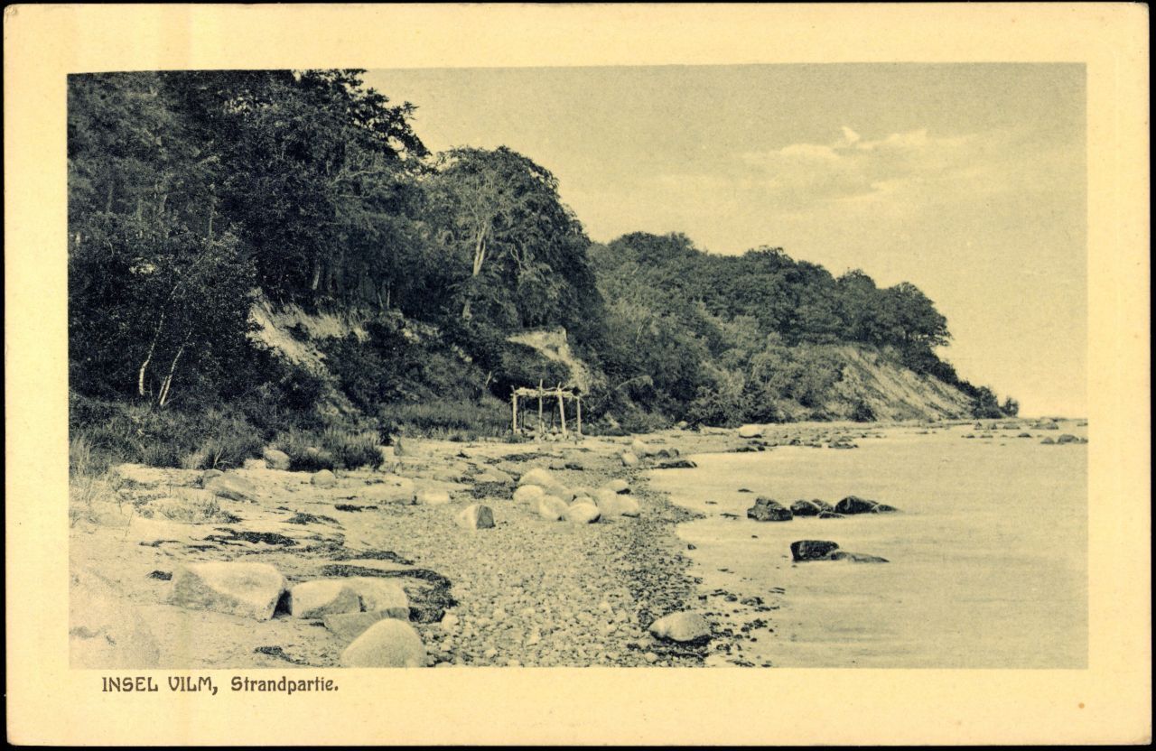 Nein, das ist keine Postkarte von Robinson Crusoes fernem Eiland, sondern die Insel Vilm vor Rügen in Norddeutschland. Das Bild stammt aus dem Jahr 1934. Bis heute hat sich der Ort jedoch kaum verändert.
