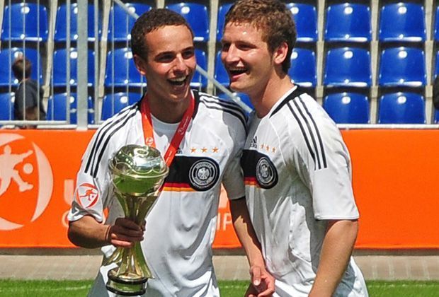 
                <strong>Europameister 2009</strong><br>
                Der größte Erfolg seiner jungen Karriere ist für Mustafi (r.) der Gewinn der U17-Europameisterschaft im Jahr 2009. Mitspieler sind unter anderem Marc-Andre ter Stegen und Mario Götze.
              