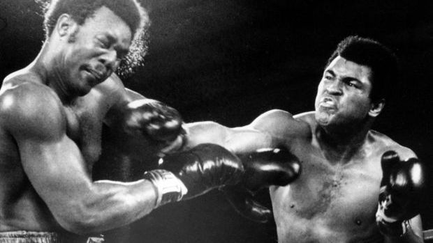 <strong>"Rumble in the Jungle"</strong><br>Muhammad Ali und Weltmeister George Foreman traten in Kinshasa in Zaire gegeneinander an. Und schrieben Box-Geschichte. Ali, damals 32, holte sich den Gürtel sieben Jahre, nachdem er ihn aus politischen Gründen verloren hatte, zurück. Er schlug den favorisierten Foreman in Runde acht K.o.