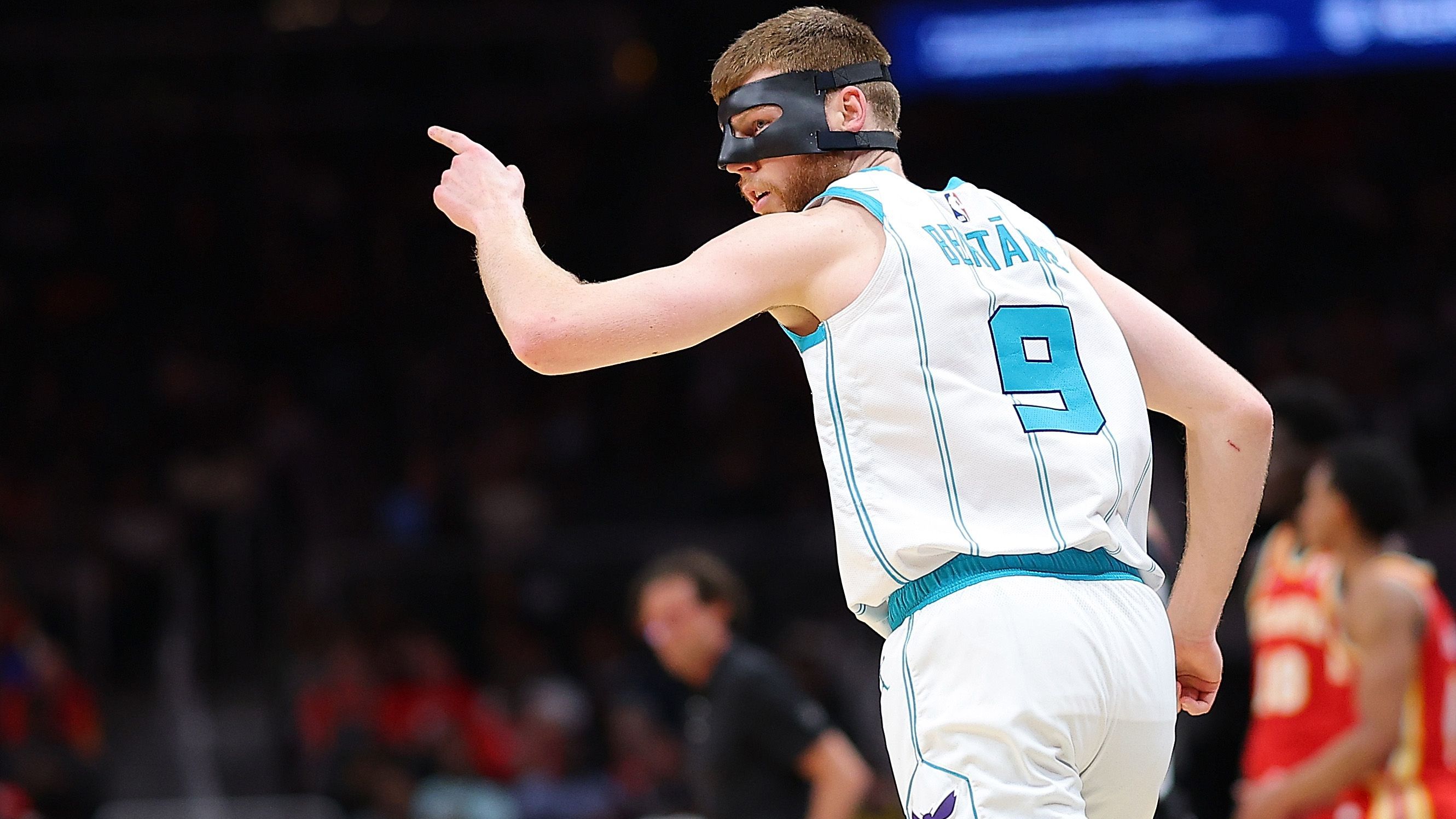 <strong>Platz 7 - Schlechteste Verträge: Davis Bertans (Charlotte Hornets)</strong><br><em>Gehalt kommende Saison: 16.000.000 Dollar</em><br>Der Vertrag von Davis Bertans war ein reines Missverständnis. Aufgrund seines guten Dreiers bekam er einst einen Fünfjahresvertrag über 80 Millionen Dollar von den Washington Wizards. Inzwischen spielt er bei den Hornets, bei denen er eigentlich nur ein Salary-Filler ist.