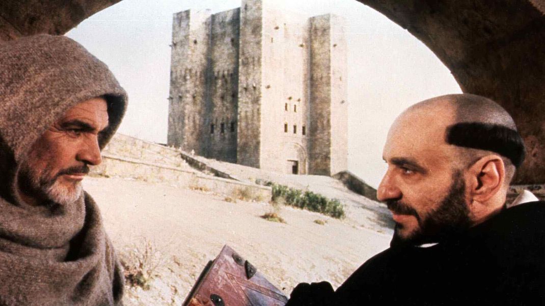 In "Der Name der Rose" versuchen der Franziskaner-Mönch William von Baskerville (Sean Connery) und sein Novize Adson von Melk (Christian Slater) eine Mordserie aufzuklären, bevor der Inquisitor Bernado Gui (F. Murray Abraham) eintrifft.