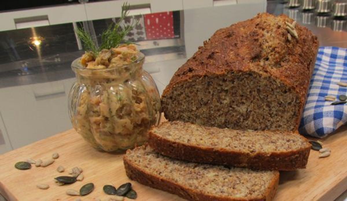 Eiweißbrot mit schneller Lachsrillettes: Das Rezept aus Enie back