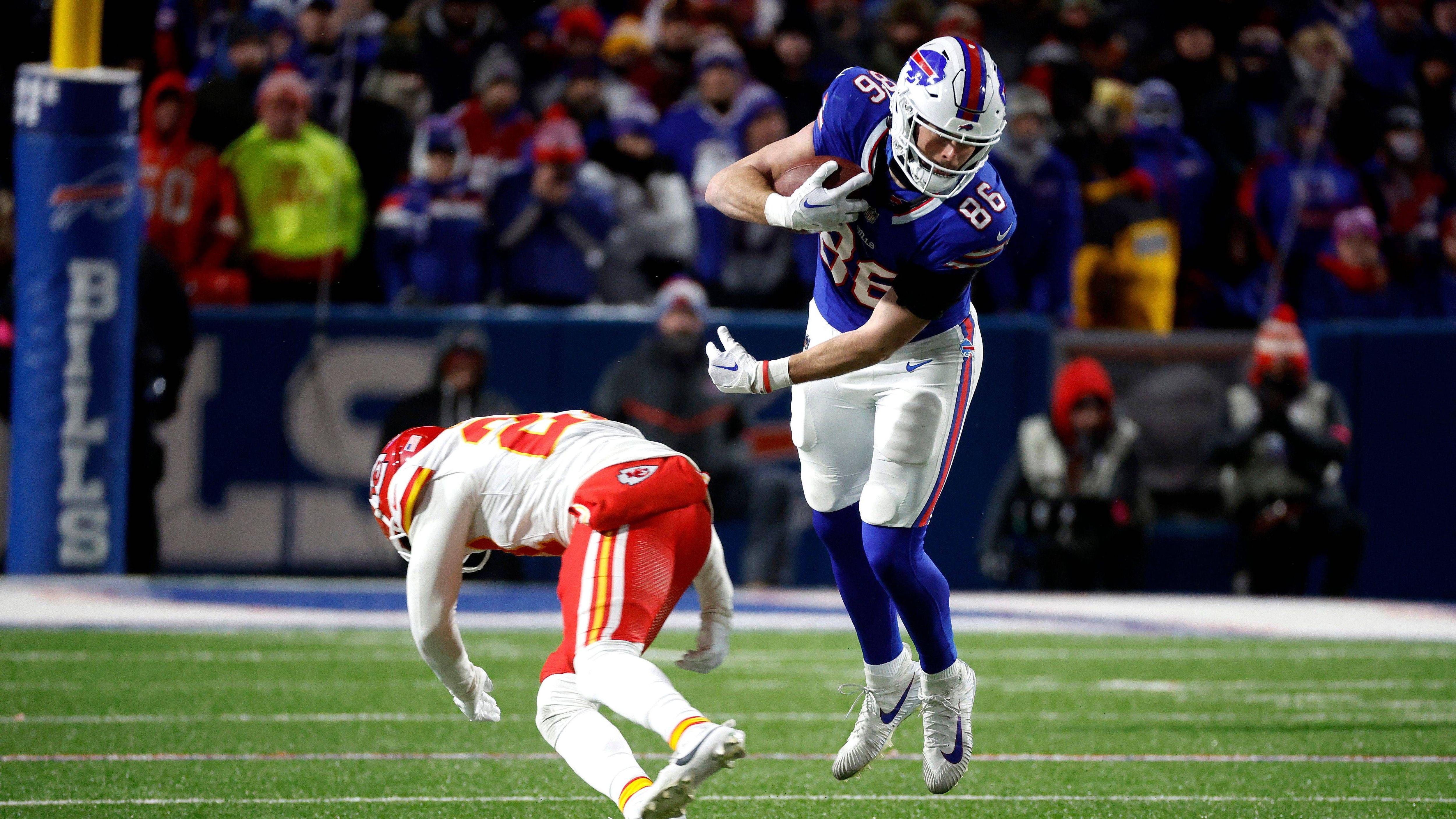 <strong>25. Pick: Dalton Kincaid (Buffalo Bills)</strong><br>Dalton Kincaid übernahm nach wenigen Wochen den Starter-Posten des verletzten Dawson Knox und überzeugte. 81 Catches münzte er in einen Raumgewinn von 777 Yards um. Vier Drops bei 101 Targets sind ebenfalls ein guter Wert. Der Tight End dürfte die kommenden Jahre ein wichtiger Bestandteil des Passspiels werden. Seine Blocking-Fähigkeiten sind ausbaufähig.