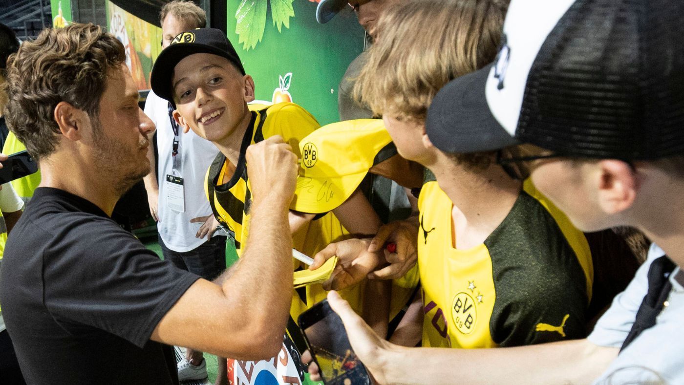 
                <strong>Terzic ist der langersehnte Klopp-Erbe</strong><br>
                Dortmunds Anhang hat endlich wieder eine Identifikationsfigur auf der Trainerbank: Edin Terzic, der in unmittelbarer Nähe als Dortmund-Fan aufwuchs und seine Trainer-Karriere im Nachwuchsleistungszentrum des BVB begann. Der 40-Jährige wirkt in der laufenden Saison noch reifer als zuvor. Auch bei seinen Medienauftritten kommt er stets souverän und eloquent rüber. Längst als Flops abgestempelte Spieler wie Emre Can, Donyell Malen oder Julian Brandt baute er zu Leistungsträgern auf. Nach dem Triumph in Augsburg sagte Terzic: "Die Mannschaft und ich verspüren keinen mentalen Druck, sondern wir spüren den Wunsch, endlich die Schale für Dortmund zu holen."
              