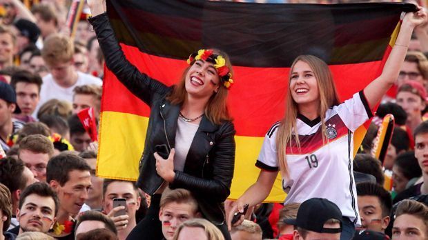 
                <strong>Deshalb laufen der DFB-Auswahl die Fans weg</strong><br>
                Also bei der WM oder der EM. Dann aber richtig: Beim Public Viewing geschminkt, "So sehen Sieger aus!" kreischend und auf eine bestimmte Weise gehend - Halt nein. Das ist ja nicht erwünscht. Also doch wieder vor den Fernseher.
              