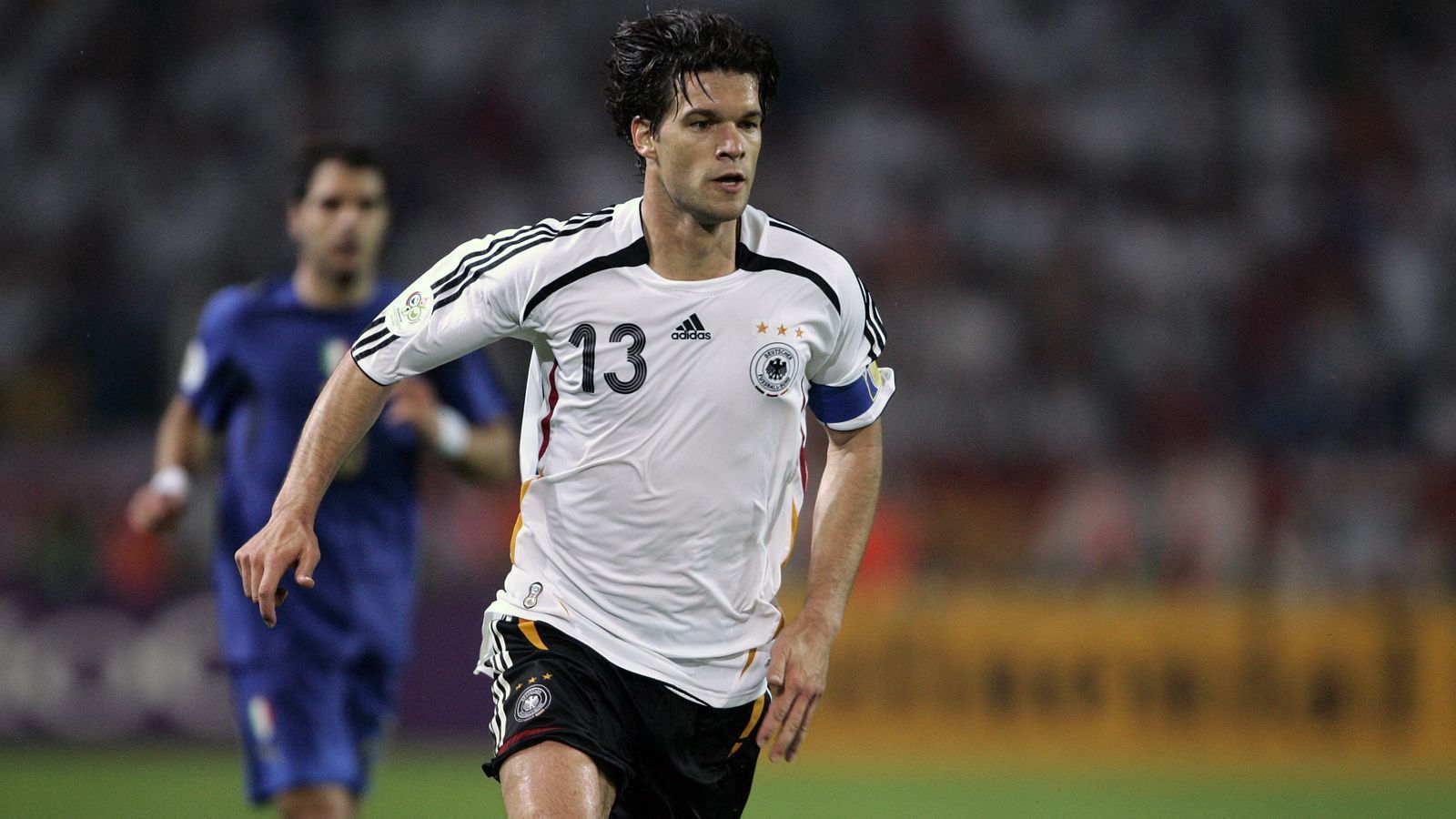 
                <strong>Michael Ballack</strong><br>
                Der "Capitano" Michael Ballack führte die Nationalmannschaft bei der WM 2006 an - aber eben nicht zum erhofften Titel. Einmal mehr sollte dem Mittelfeldspieler, der im Sommer 2006 von den Bayern zu Chelsea wechselte, der große, internationale Erfolg verwehrt bleiben. Nach dem Vize-Weltmeistertitel von 2002 reichte es vier Jahre später im eigenen Land nur zu Platz 3. Und auch bei der EM 2008 mussten sich Ballack und Co. im Finale den Spaniern geschlagen geben. So blieb die 98 Einsätzen umfassende Länderspiel-Karriere Ballacks irgendwie unvollendet, zumal er die WM 2010 in Südafrika wegen einer Verletzung verpasste. Zwischen 2010 und 2012 kehrte Ballack zu Bayer Leverkusen zurück, konnte aber aufgrund von Verletzungen nicht an frühere Glanzleistungen anknüpfen. Im Sommer 2012 hing Ballack dann seine Fußballschuhe an den Nagel. Er fungiert derzeit vor allem als TV-Experte und hat sich dem Sammeln von Kunst verschrieben.
              