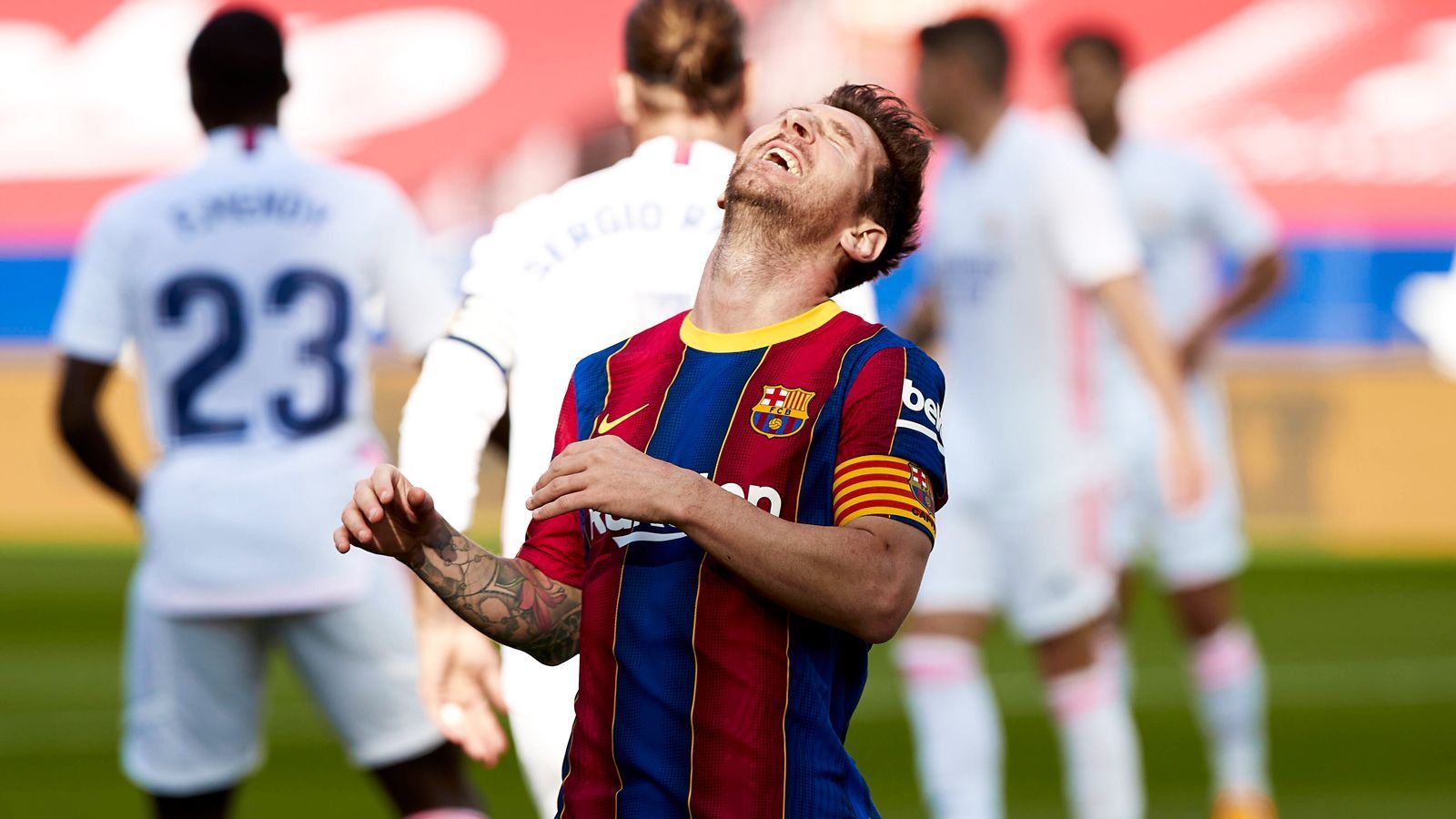 
                <strong>Deshalb spielt LaLiga verrückt</strong><br>
                Real Madrid auf Rang vier, der FC Barcelona im Tabellenmittelfeld und an der Spitze zwei Underdogs: die Primera Division scheint in der laufenden Saison verrückt zu spielen. ran.de sagt euch, was in Spaniens Eliteklasse abgeht – und wagt einen Ausblick, ob es bis zum Saisonende so bleiben kann.
              