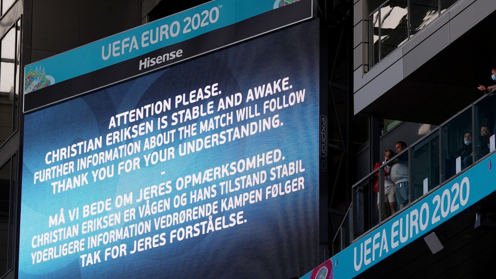 
                <strong>Eriksens Zustand ist stabil</strong><br>
                Große Erleichterung in Kopenhagen. Auf der Stadionleinwand erscheint die Nachricht, dass Christian Eriksen stabil und wach ist. Die Fans stimmen ihm zu Ehren Sprechchöre an. Auf Wunsch der Spieler wird die Partie sogar fortgesetzt.
              