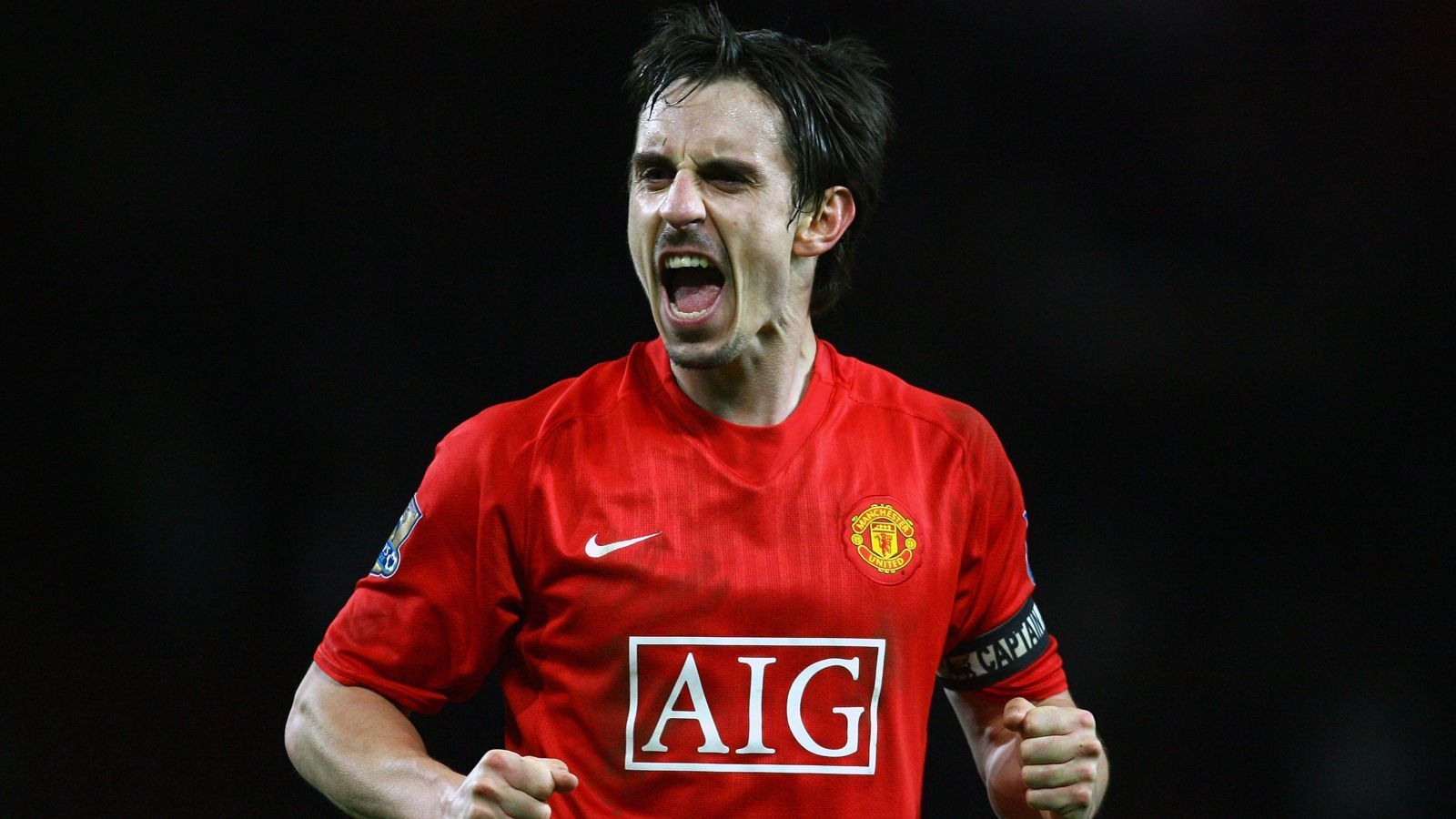 
                <strong>Abwehr: Gary Neville</strong><br>
                Hier haben wir schon das erste Mitglied aus der "Class of 92", wie der damals so gute Jugend-Jahrgang später genannt wurde, der in weiterer Folge die Gesichter des Erfolgs von Manchester United hervorbrachte. Gary Neville kam 1994 zu den Profis der "Red Devils" und spielte auch nie für einen anderen Verein. Die heutige Klub-Ikone holte mit ManUtd zwölf Meistertitel in England sowie zwei Mal den Henkelpott, selbstverständlich wurde der heute 45 Jahre alte Ex-Außenverteidiger auch Nationalspieler der "Three Lions" sowie Kapitän bei seinem Klub. 598 Mal lief Neville für United in Pflichtspielen auf und ist damit im ewigen Ranking auf Platz 3. Zu den beiden Akteuren, die noch öfter als Neville für ManUtd aufliefen, kommen wir später noch in dieser Galerie.
              