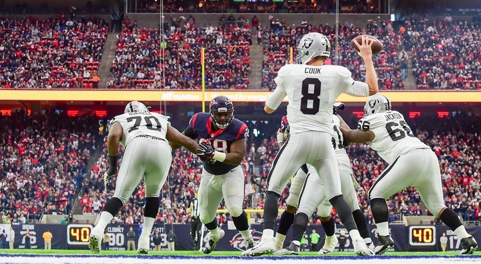 
                <strong>Verlierer: Connor Cook</strong><br>
                Große Klappe aber nichts dahinter? Das könnte beim Backup-Quarterback der Oakland Raiders der Fall sein. Connor Cook bezeichnete sich vor seinem Engagement in Kalifornien als einer der besten Quarterbacks im Draft, verglich sich sogar mit Tom Brady. Bei seinem ersten Einsatz als Starter war davon nichts zu sehen. Nur ein Touchdown, dafür aber drei Interceptions. 
              