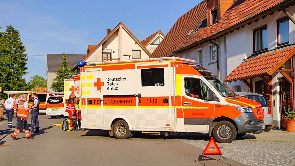 Auto kollidiert mit Fußgängern - zwei Schwerverletzte