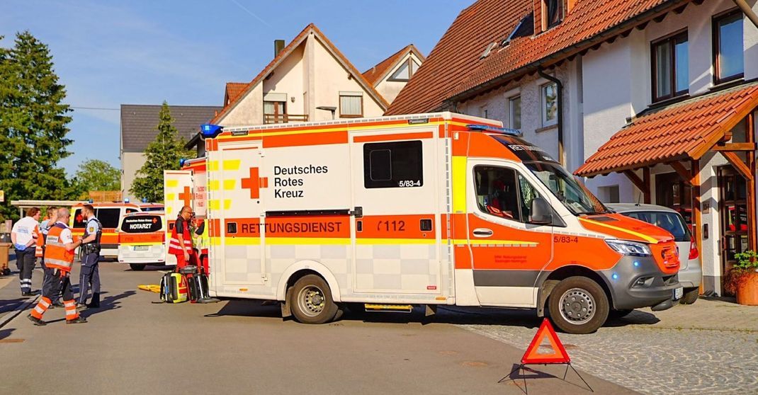 In Notzingen bei Stuttgart hat ein Auto zwei Fußgänger:innen erfasst.