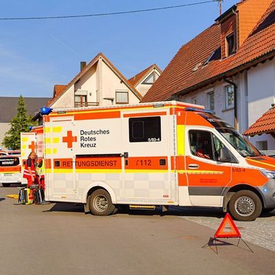 Auto kollidiert mit Fußgängern - zwei Schwerverletzte