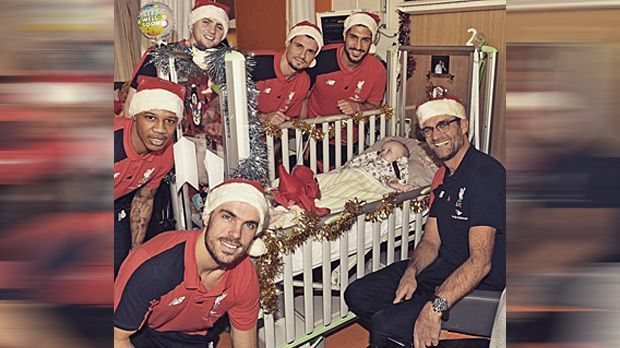 
                <strong>Der FC Liverpool bevor Weihnachten</strong><br>
                Jürgen Klopp besuchte mit einigen Spielern des FC Liverpool ein Krankenhaus in Alder Hey - einem Stadtteil in Liverpool. Die "Reds" statten dem Kinder-Hospital einen jährlichen Besuch zur Weihnachts-Zeit ab. Emre Can postet das Bild via "Instagram" mit den Initialen "ynwa" (you'll never walk alone).
              