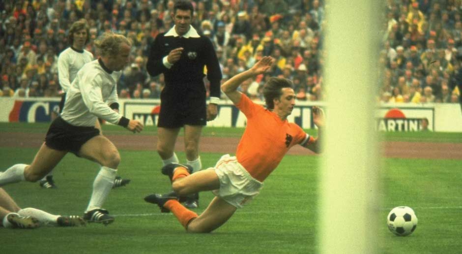 
                <strong>Johan Cruyff</strong><br>
                Johan Cruyff (Niederlande): "König Johan" war der geniale Spielmacher von Oranje bei der WM 1974 in Deutschland. Im Endspiel in München zogen Cruyff und Co. gegen die Gastgeber mit 1:2 den Kürzeren. Die niederländische Nummer 14 verlor das Duell gegen Kaiser Franz Beckenbauer. Cruyff avancierte danach beim FC Barcelona zur Ikone als Spieler und Trainer.
              