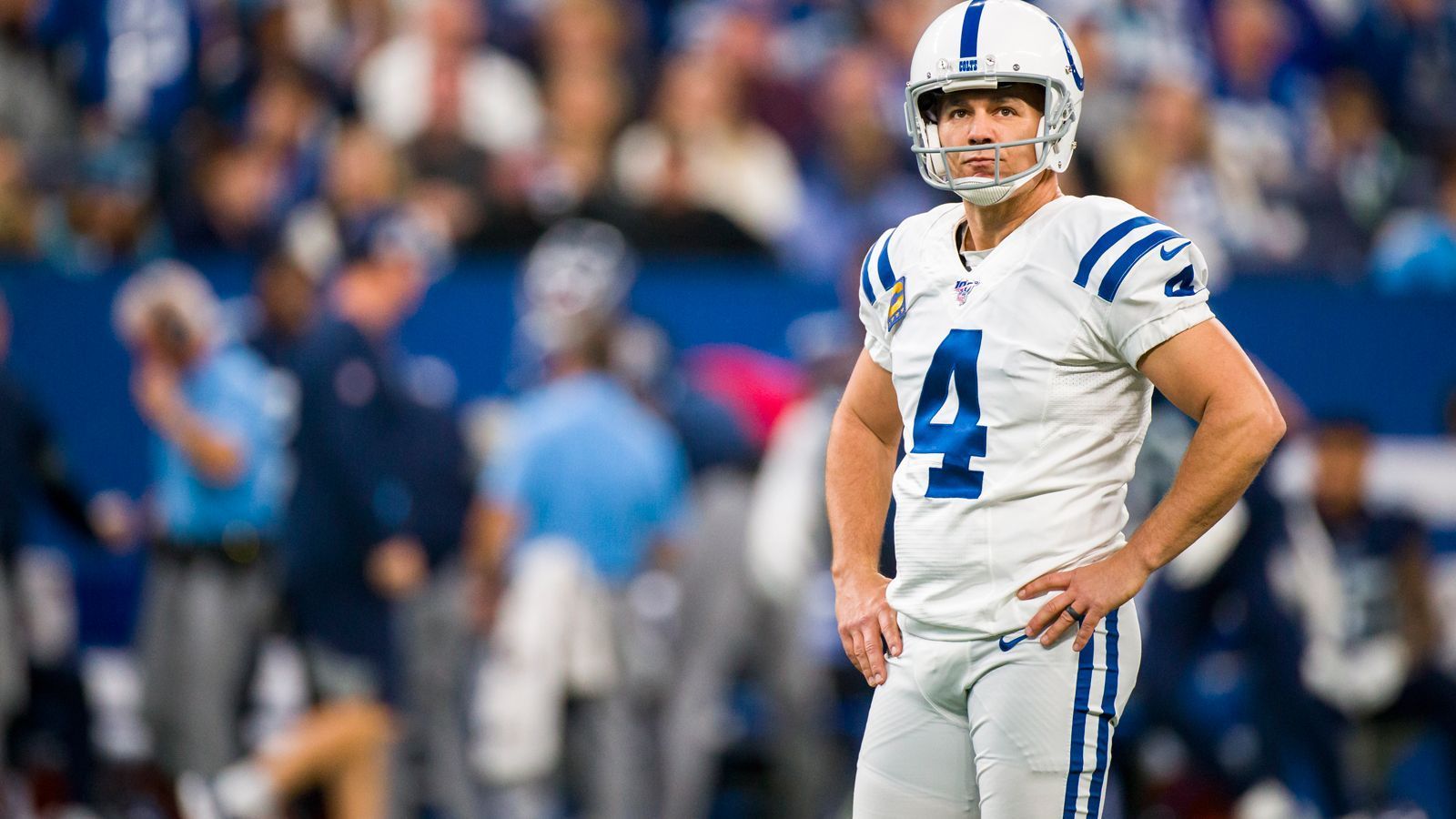 
                <strong>Verlierer: Adam Vinatieri</strong><br>
                Es bleibt eine Saison zum Vergessen für den Colts-Kicker. Adam Vinatieri trat am Sonntag vier Mal zu einem Field Goal an, nur einen Kick konnte der Routinier dabei versenken. Besonders bitter: zwei Mal wurde Vinatieris Versuch dabei geblockt, einer wurde sogar zu einem Touchdown returniert. Der bald 47-Jährige ist einer der beständigsten und erfolgreichsten Kicker der NFL-Geschichte, doch die Colts müssen akzeptieren, dass sich Vinatieris Karriere dem Ende zuneigt.
              