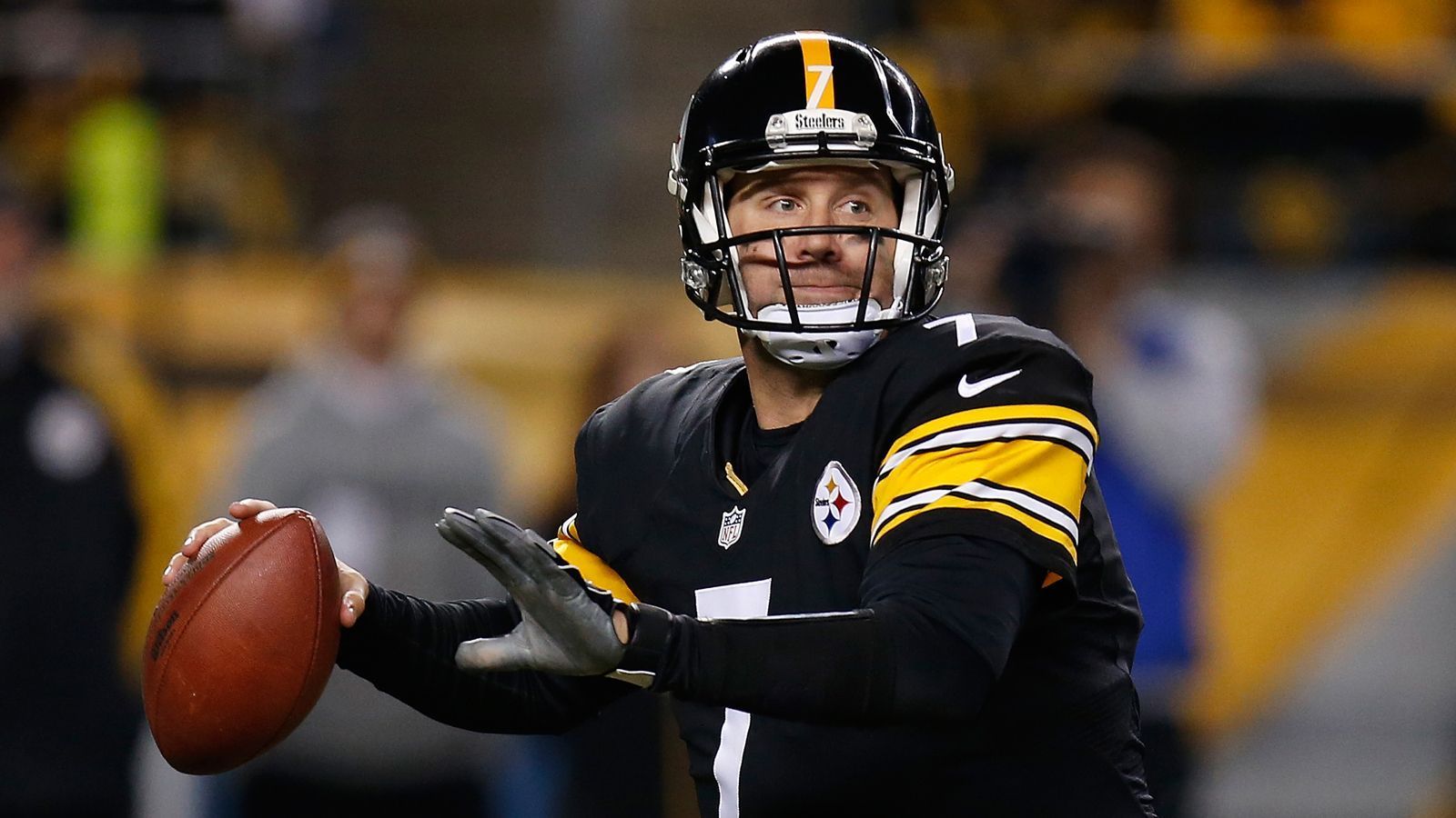 
                <strong>14. Duell: Roethlisberger sorgt für NFL-Rekord</strong><br>
                Im heimischen Heinz Field revanchieren sich die Steelers dann aber für die Niederlage. Mit 43:23 dominieren sie die Ravens nach Belieben. Für ein besonderes Highlight sorgt Ben Roethlisberger, der sechs Touchdowns wirft und mit zwölf Touchdowns in zwei Spielen einen NFL-Rekord aufstellt. Zwar holen sich die Steelers um Antonio Brown den Divisiontitel, scheitern aber dann an den Ravens in der Wild Card Round. Tomlin gleicht zum 7:7 aus
              