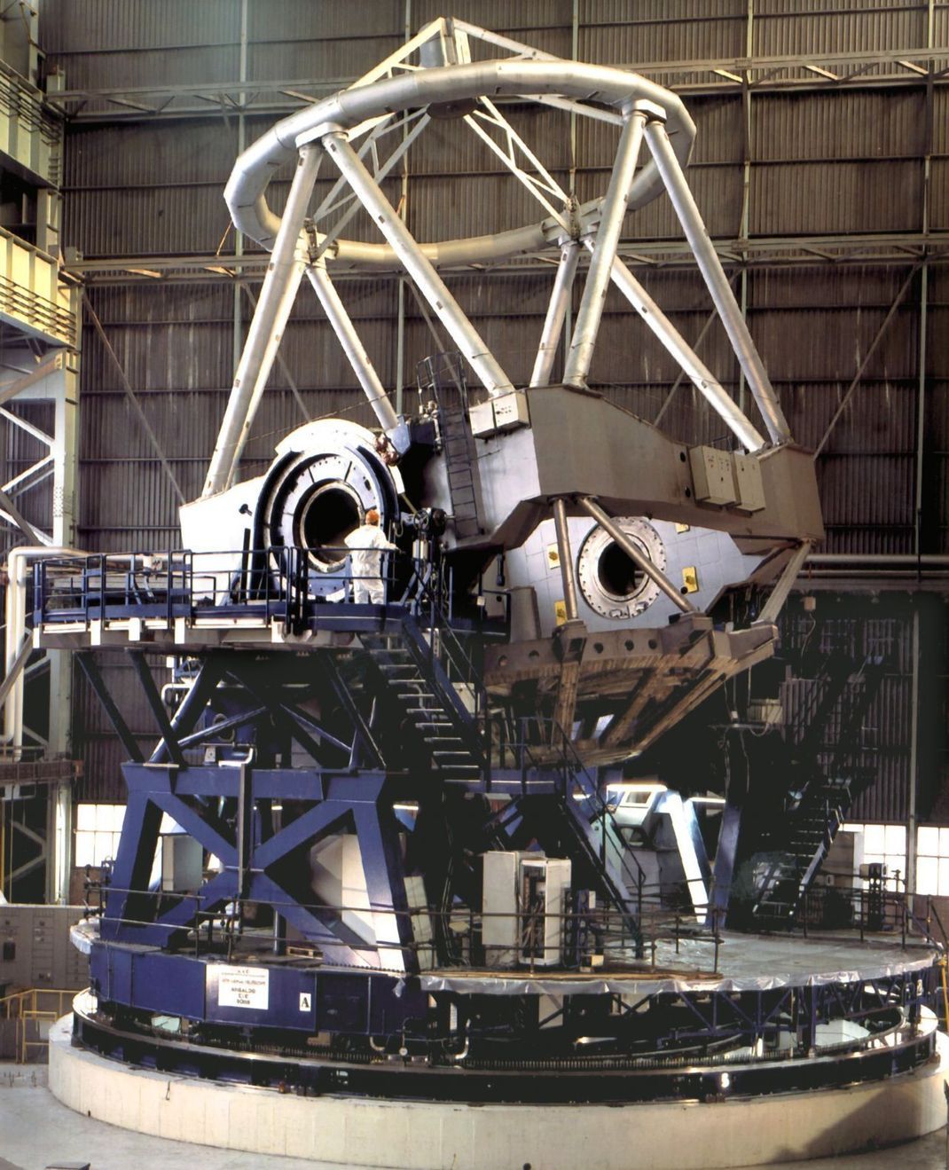 Das "Very Large Telescope" hat einen Hauptspiegeldurchmesser von 8,2 Meter und eine Spiegelfläche von 53 Quadratmeter. Es steht auf dem 2.632 Meter hohen Berg Paranal in der chilenischen Atacama-Wüste.