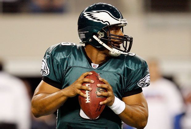 
                <strong>Philadelphia Eagles: Donovan McNabb</strong><br>
                Donovan McNabb führte die Philadelphia Eagles in ein Super-Bowl-Finale und spielte insgesamt elf Jahre für die Franchise. Seine Rückennumer wird bei den Eagles nicht mehr vergeben. McNabb galt stehts als Vorzeige-Athlet und bestach durch seine enorme Kraft und Beweglichkeit innerhalb der Pocket.
              