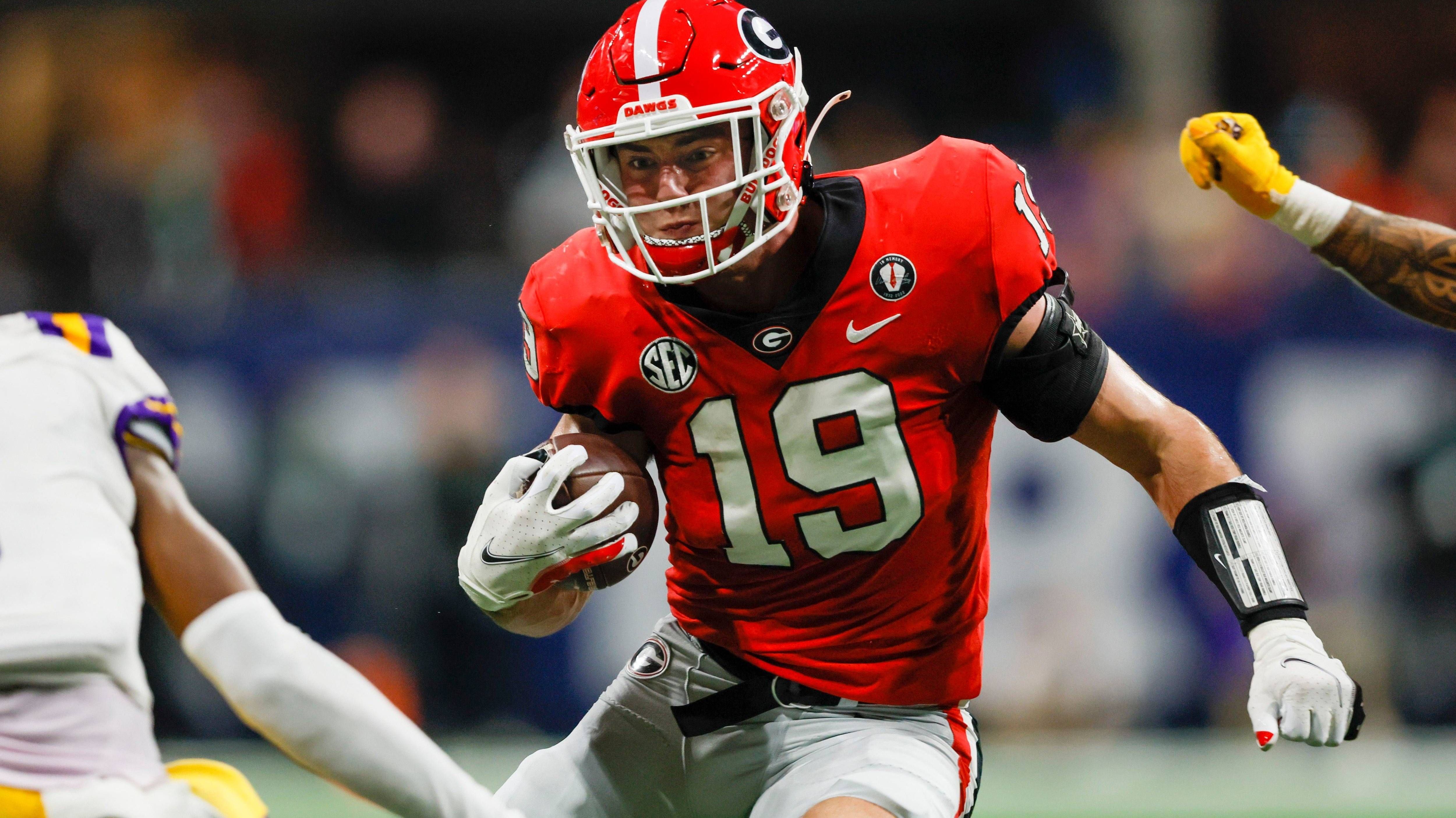 <strong>5. Brock Bowers&nbsp; (TE, Georgia)</strong>&nbsp; &nbsp; &nbsp; &nbsp; &nbsp; &nbsp; &nbsp; &nbsp; &nbsp; &nbsp; &nbsp; &nbsp; &nbsp; &nbsp; &nbsp; &nbsp; &nbsp; &nbsp; &nbsp; &nbsp; &nbsp; &nbsp; &nbsp; &nbsp; &nbsp; &nbsp; &nbsp; &nbsp; &nbsp; &nbsp; &nbsp; &nbsp; &nbsp; &nbsp; &nbsp; &nbsp; &nbsp; &nbsp; &nbsp; &nbsp; &nbsp; &nbsp; &nbsp; Experten behaupten, dass Tight End Brock Bowers vom National Champion Georgia Bulldogs, der neue Travis Kelce werden könnte. Denn schon in seinem freshman-Jahr konnte Bowers von sich aufmerksam machen. Er gilt als sicherer erster Tight End im nächsten Draft.