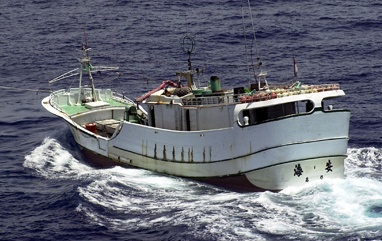 "High Aim 6" verließ am 31. Oktober 2002 den Hafen von Liuqiu im Süden Thailands. Am 8. Januar 2003 entdeckte man den Trawler vor der Küste des australischen Bundesstaates Western Australia. Von der Crew: keine Spur. Das einzige Mannschafts-Mitglied, das je aufgespürt werden konnte, berichtete von grausamen Vorfällen: Der Kapitän und ein Ingenieur seien ermordet worden. Unklar ist, ob das der Wahrheit entspricht.