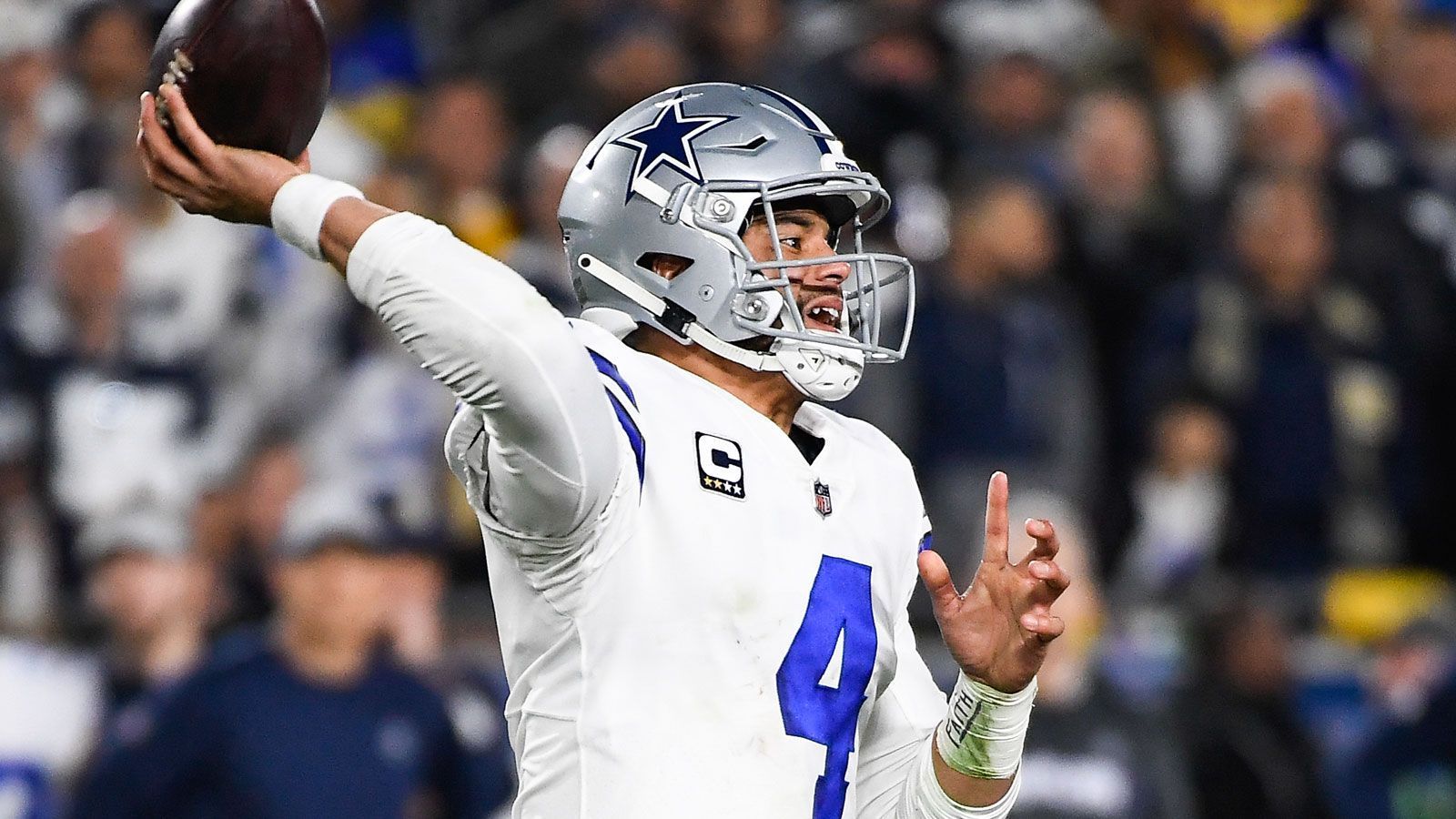 
                <strong>Dak Prescott: Rookie-Vertrag bis 2020</strong><br>
                Die Cowboys wollen daher schon jetzt reagieren und ihm noch dieses Jahr einen großen Vertrag vorlegen – auch, um nächstes Jahr nicht in den gefährlichen Franchise-Tag-Sog zu kommen, in welchen die Redskins mit Kirk Cousins gekommen sind. Kein Wunder, dass Vice President Stephen Jones Nägel mit Köpfen machen will: "Er hat alles richtig gemacht. Ich finde, er verdient es, dass wir uns seinen Vertrag sehr progressiv anschauen."
              