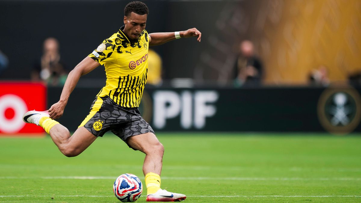 Fluminense FC v Borussia Dortmund - FIFA Club World Cup Felix Nmecha of Borussia Dortmund kicks the ball during the FIFA Club World Cup football match between Fluminense FC and Borussia Dortmund. E...