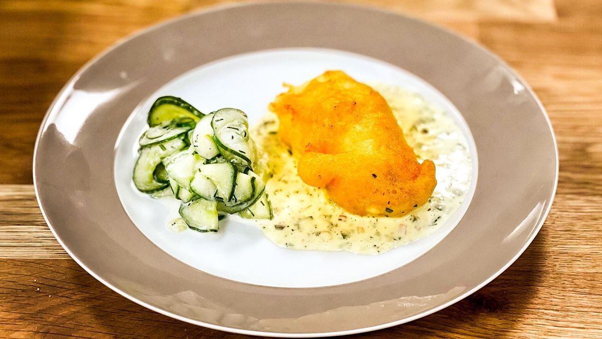 Backfisch mit Remouladensauce und Gurkensalat