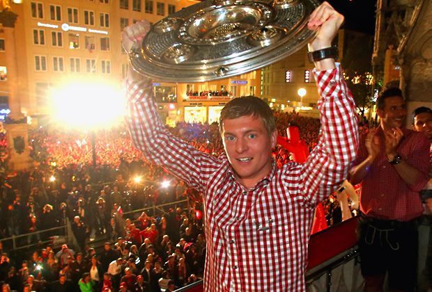
                <strong>1. Titel: Deutscher Meister</strong><br>
                Los geht seine beeindruckende Serie im Mai 2014: Toni Kroos holt mit dem FC Bayern die deutsche Meisterschaft
              