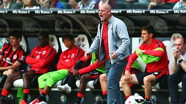 
                <strong>Thomas Schaaf, Eintracht Eintracht</strong><br>
                Thomas Schaaf (Eintracht Frankfurt): Der frühere Bremer leistet solide Arbeit, führt die Eintracht 2014/15 auf Platz neun. Hinter den Kulissen wird er aber in Frage gestellt. Es folgt eine öffentliche "Schlammschlacht". Schaaf erhebt schwere Vorwürfe, spricht von "nicht nachvollziehbaren Anschuldigungen" - und wirft hin.
              