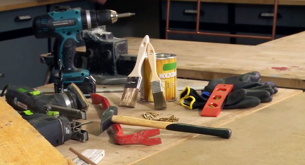 Für das DIY-Weinregal aus Paletten wird so allerhand Werkzeug benötigt. Wir zeigen Ihnen, was Sie neben Hammer, Holzbohrer & Co. noch alles bereitlegen sollten.