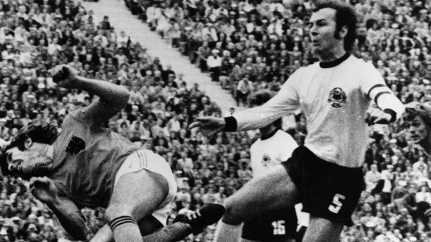 
                <strong>Abwehr: Franz Beckenbauer</strong><br>
                Abwehr - Franz Beckenbauer: Und auch der "Kaiser" ist dabei. Franz Beckenbauer wurde als Libero 1972 Europameister mit Deutschland und durfte damals den Henkelpott in Belgien in den Händen halten.
              