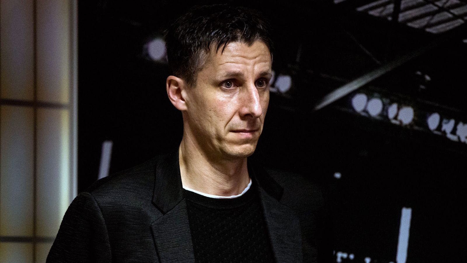 
                <strong>Köln-Sportchef Christian Keller: "Das war geschmacklos"</strong><br>
                Kölns Sportchef Christian Keller distanzierte sich von den Anfeindungen. "Jede Form von Diskriminierung gehört nicht ins Stadion. Wenn ein Mensch persönlich diskriminiert wird, ist das nicht okay. Das war geschmacklos und passt nicht zu den Werten des 1. FC Köln, sagte der 44-Jährige der "Bild". "Jede Form von Diskriminierung passt nicht zu den Werten des 1. FC Köln. Christian Keller hat sich deshalb im Namen des 1. FC Köln bereits bei Max Eberl entschuldigt", erklärte Kölns Vize-Präsident Dr. Carsten Wettich.
              