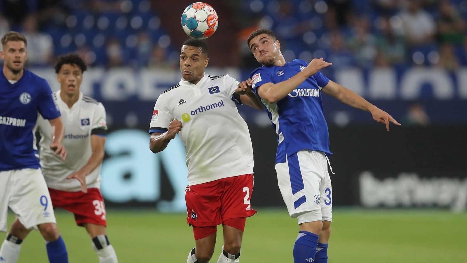 
                <strong>Blendi Idrizi (FC Schalke 04)</strong><br>
                Der 23-Jährige kommt nach etwa einer halben Stunde für den angeschlagenen Routinier Latza ins Spiel. Er braucht einige Minuten, um in die Begegnung zu finden, macht dann aber seine Sache ordentlich. Kurz nach Wiederbeginn hat Idrizi eine erste Offensivszene, dabei agiert er aber zu unentschlossen im Strafraum. ran-Note: 3 
              