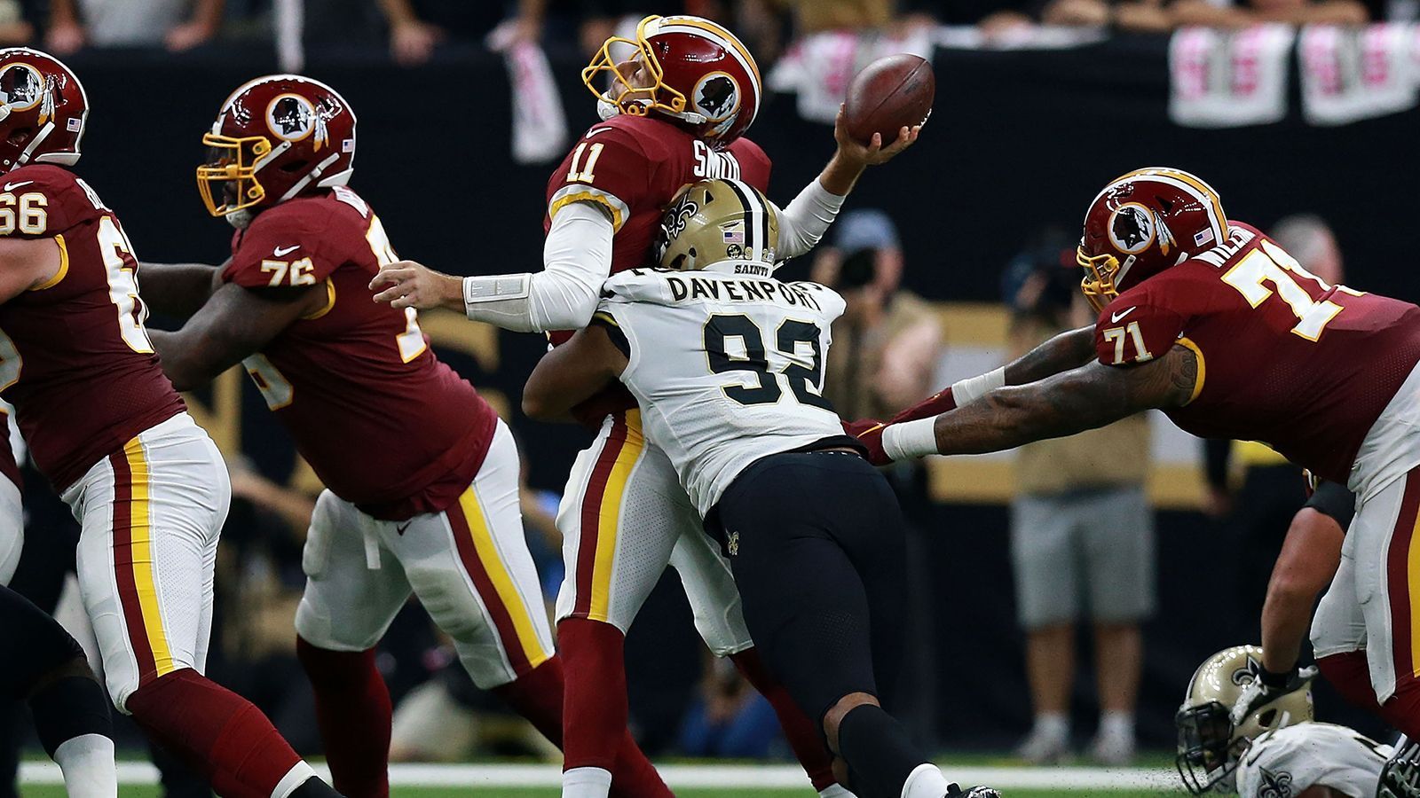 
                <strong>Marcus Davenport (New Orleans Saints)</strong><br>
                Gegen Ende der ersten Runde sicherten sich die New Orleans Saints Edge-Rusher Payton Turner. Der 22-Jährige kann variabel in der Defensive eingesetzt werden und erinnert in seinem Spielstil stark an seinen künftigen Team-Kollegen Cameron Jordan. Turner dürfte mit Marcus Davenport um Snaps kämpfen. Davenport sammelte bisher in drei Spielzeiten zwölf Sacks. 
              