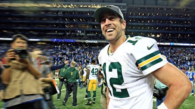 
                <strong>Aaron Rodgers (Green Bay Packers)</strong><br>
                Platz 5: Nein, er hat es erstaunlicherweise nicht in die Top 3 geschafft. Aaron Rodgers (32) von den Green Bay Packers wird 2016 durchschnittlich "nur" 22 Millionen Dollar verdienen. Sein Fünf-Jahres-Vertrag hat ein Volumen von 110 Millionen Dollar - der Signing Bonus beträgt 33,25 Millionen.
              