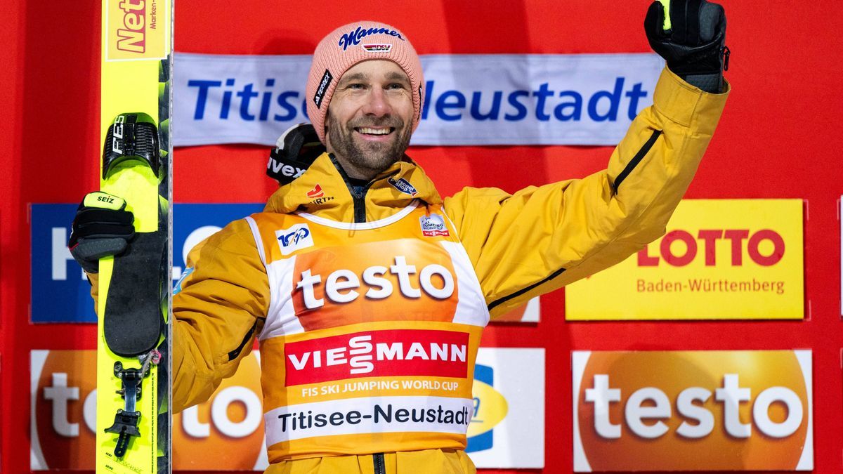 PASCHKE Pius (Deutschland) jubelt auf dem Podium bei der Siegerehrung ueber den Sieg, GER, FIS Viessmsann Skisprung Weltcup Titisee-Neustadt, Einzelspringen, Saison 2024 2025, 14.12.2024 GER, FIS V...