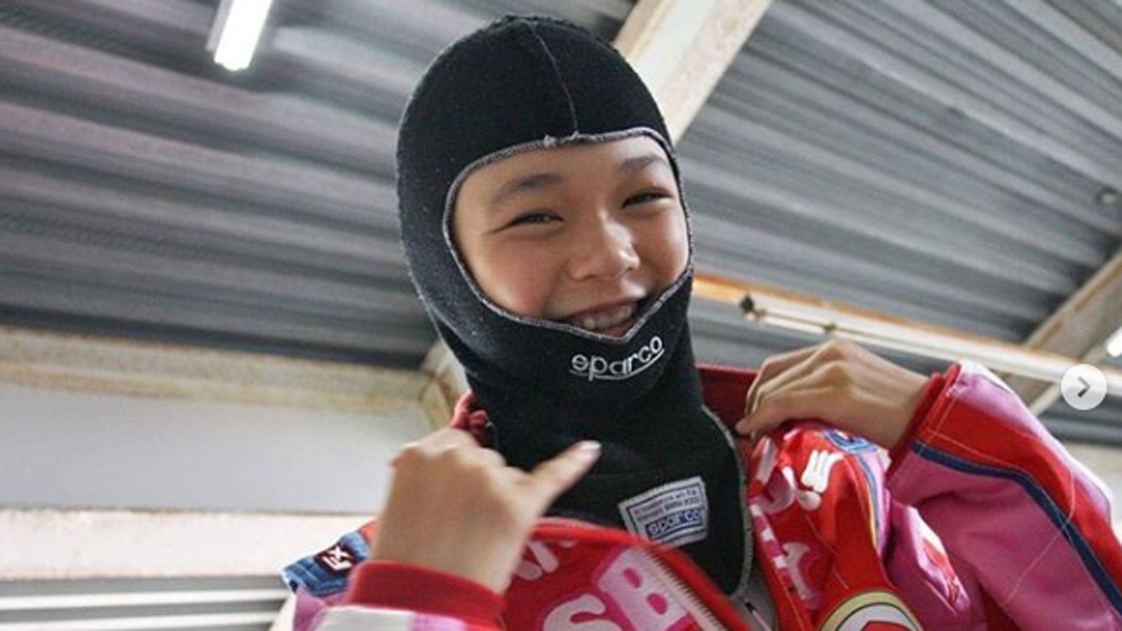 
                <strong>Juju Noda   </strong><br>
                Auch ein Mädchen hat es in unsere Galerie-geschafft. Juju Noda ist die Tochter von Hideki Noda, der in der Formel 1 drei Rennen fuhr. Die Chancen stehen gut, dass Juju eines Tages mehr Grand Prix bestreiten wird - und möglicherweise auch gewinnt. Die 14-jährige Japanerin gilt als Ausnahmetalent. Ihr Ziel: Sie möchte die erste Formel-1-Weltmeisterin werden. Bereits im Alter von neun Jahren fuhr sie Tests im Formel-4-Auto. Aktuell ist sie in der dänischen Formel 4 unterwegs und gewann das Auftaktrennen. In Japan wird sie bereits als Star gefeiert.
              
