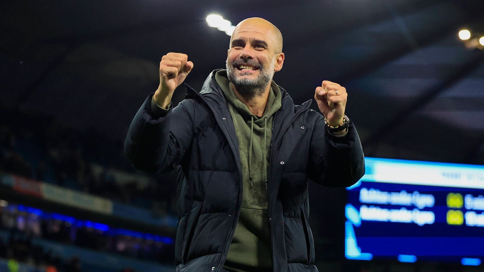 <strong>Josep "Pep" Guardiola (Cheftrainer, Manchester City)</strong><br>
                Trainer unseres weihnachtlich geschmückten Teams kann nur einer werden: Josep "Pep" Guardiola Sala. Der Teammanager des amtierenden Triple-Siegers Manchester City hat von seinen Eltern den Namen des Ziehvaters von Jesus bekommen. Und genau wie ein guter Vater kümmert sich auch Pep so lange es geht um seine Kinder - oder in diesem Fall Spieler.