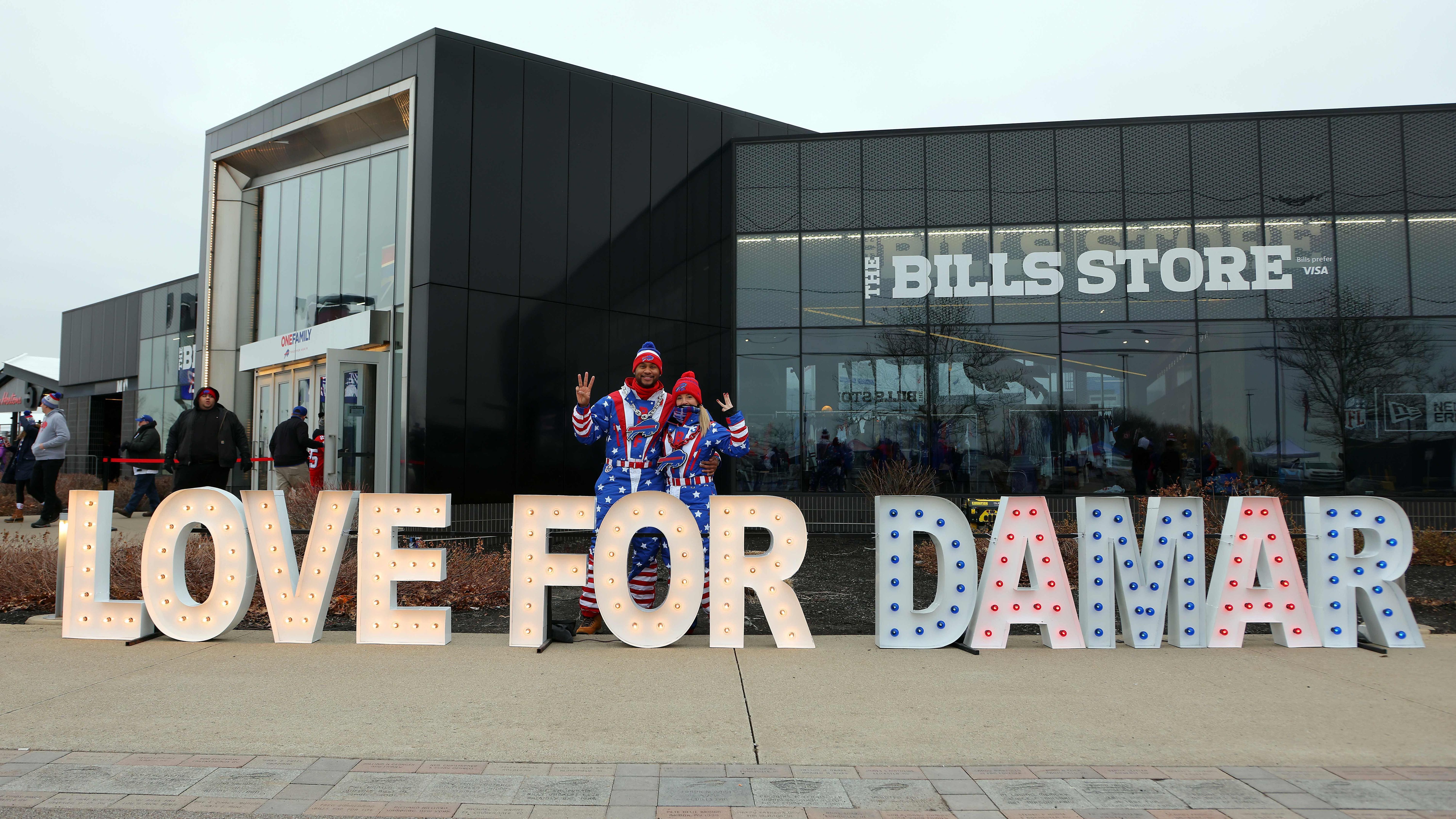 
                <strong>Hamlin-Schriftzug vor Bills-Store</strong><br>
                Vor dem Store der Buffalo Bills befindet sich ein Schriftzug von Damar Hamlin - Fans posieren und machen Bilder.
              